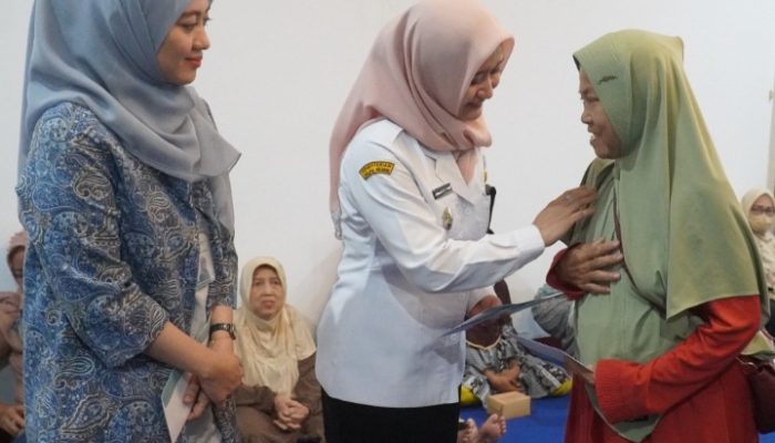 Wakil Wali Kota Tegal Salurkan Bansos BSI untuk Masyarakat Rentan